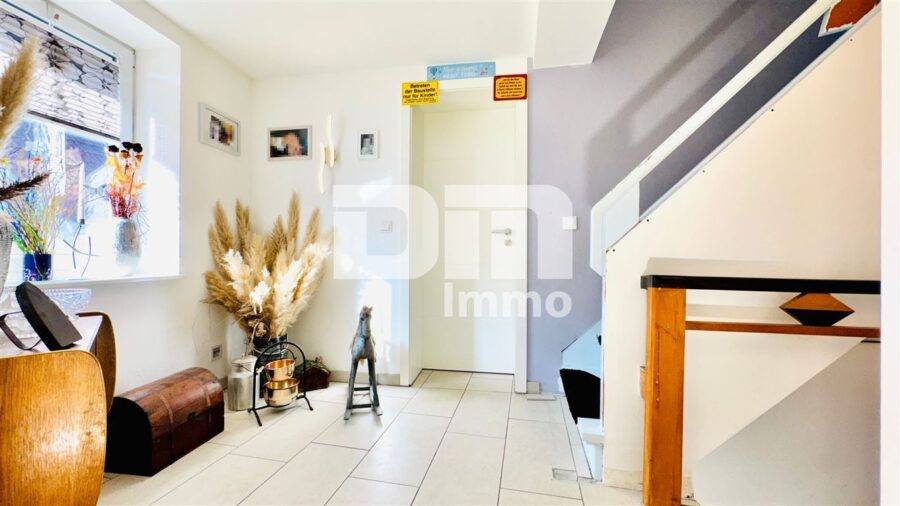 Vollständig kernsaniertes / neu erstelltes EFH in zentraler Lage mit 2 Garagen - OG Flur / Diele